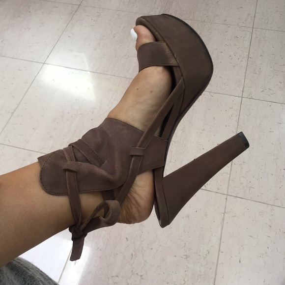 Vera Wang Lavendar Brown Suede Platform Heels - Picture 3 of 8